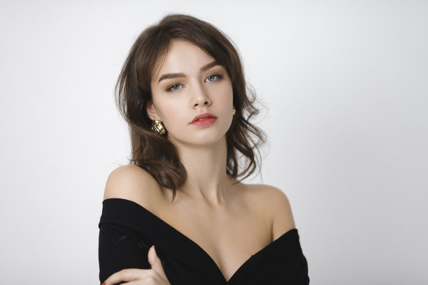时尚肖像的黑发女人在工作室图片下载