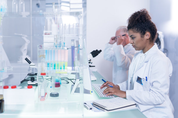 多民族实验室团队工作。非洲女医生做笔记图片下载