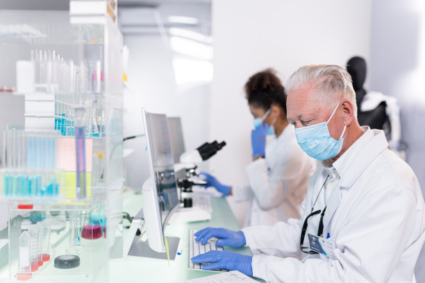 多民族实验室团队工作。从事外骨骼项目的高级医生图片下载