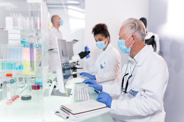 多民族实验室团队工作。从事外骨骼项目的高级医生图片下载