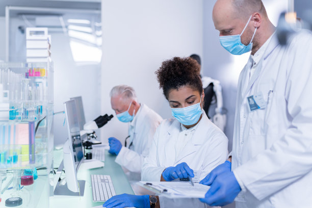 多民族实验室团队工作。非洲，女医生咨询外骨骼项目图片下载