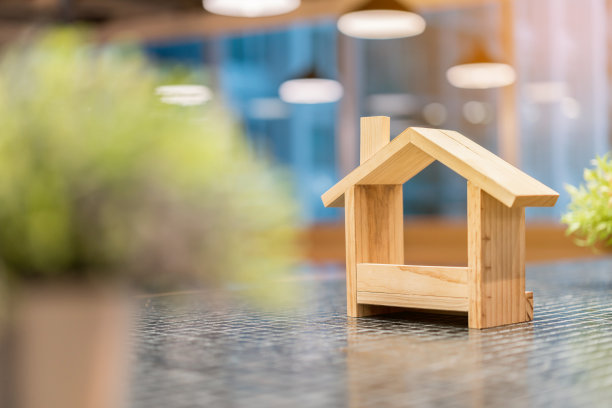 微型木屋和绿色植物模糊了前景。和年轻家庭一起买了第一套梦想的房子。经济实惠和生态住房业务。住宅及房地产开发。图片下载