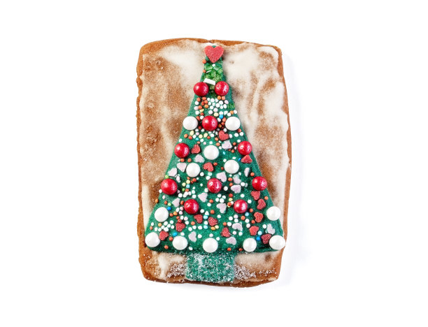 装饰姜饼圣诞树在木板上隔离图片下载