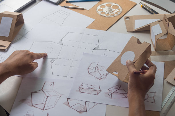 设计师草图设计棕色工艺纸板纸制品生态包装模型盒开发模板包装品牌标签。设计师工作室概念。图片下载