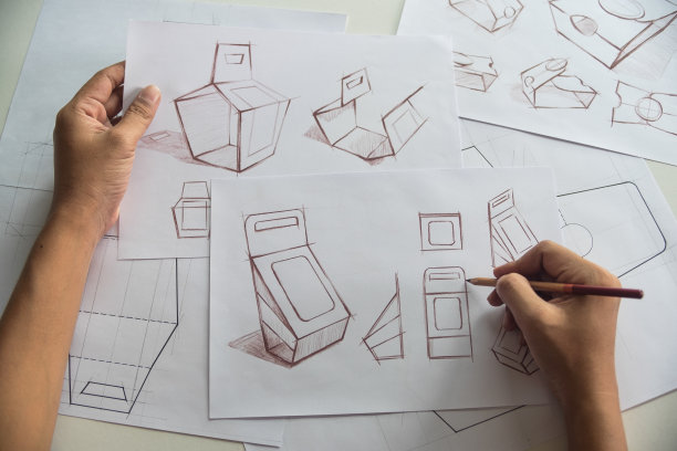 设计师草图设计棕色工艺纸板纸制品生态包装模型盒开发模板包装品牌标签。设计师工作室概念。图片下载