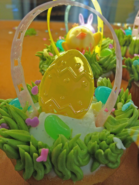 大的，黄色的，塑料的复活节蛋放在一个篮子里图片下载