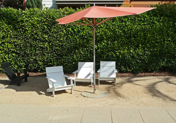 雨伞和三把椅子图片下载