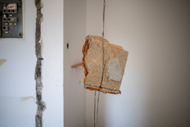 公寓装修件墙上挂钢筋图片下载