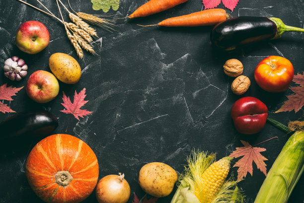 框架从新鲜健康的秋天蔬菜和水果在黑色的石头背景。俯视图，平放，放置文本。图片下载