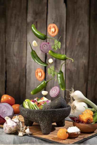 传统的墨西哥酱料与配料落在典型的碗在乡村的背景。图片下载