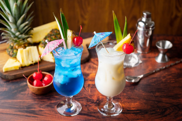 夏日鸡尾酒，菠萝朗姆酒和蓝色夏威夷图片下载