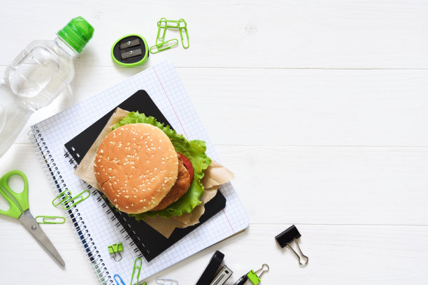 回到学校。隔离教育。午餐盒，汉堡，水和学校用品图片下载