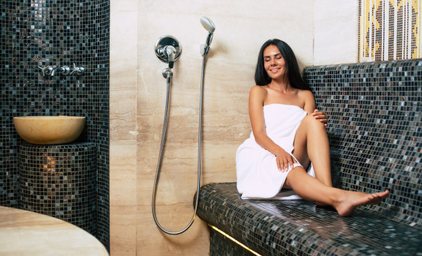 平静美丽的年轻女子与苗条的身体和健康的皮肤正在休息和采取水疗程序在浴室或土耳其浴图片下载