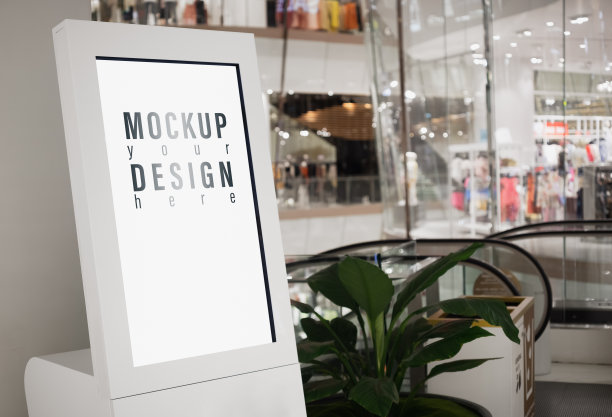 模型空白白色屏幕招牌灯箱模糊现代购物中心为您的广告文本或艺术品。图片下载