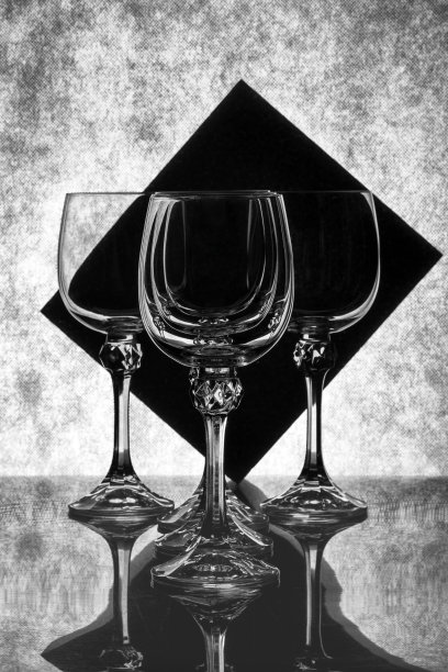 空酒杯静物《流动的四边形》图片下载