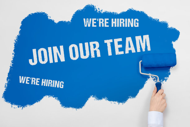 拿着油漆滚轮，用蓝色油漆涂白墙，加入我们的团队，我们正在招聘指示牌图片下载