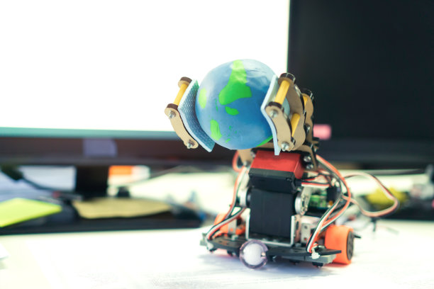 机器人电子学与计算机实验室，STEM教育为学生学习科学技术在电子板上。机器人抱球模型通过编码编程物联网创新图片下载