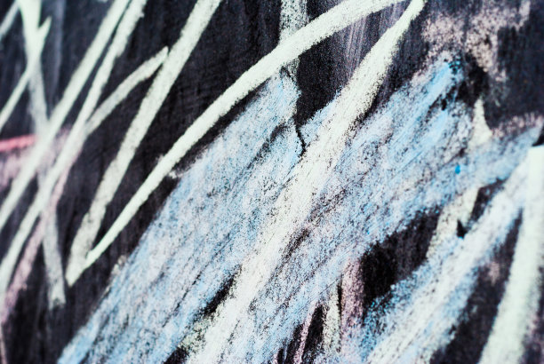 抽象的粉笔在黑板上涂鸦。图片下载