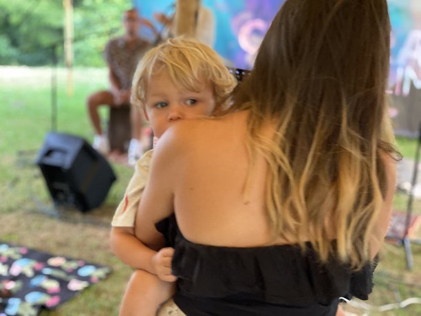 蹒跚学步的小男孩坐在妈妈的腿上图片下载