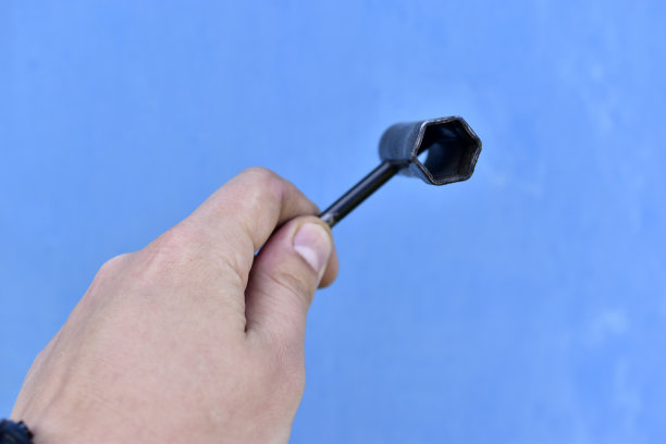 铁蜡烛钥匙与螺丝刀在一个蓝色的背景图片下载