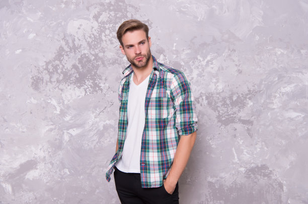 皮肤护理常规。男性的审美标准。理发沙龙。理发店的理发师。时装模特儿。很酷的男人。时尚的人。最终的柔情。面部护理。有魅力的人。英俊的胡子拉碴的男人图片下载