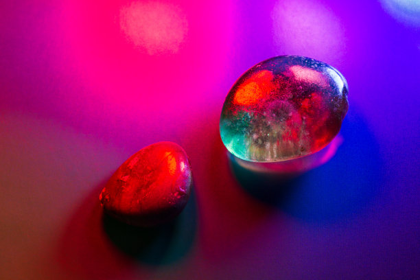 两个矿物宝石彩色照明显示抽象的细节。图片下载