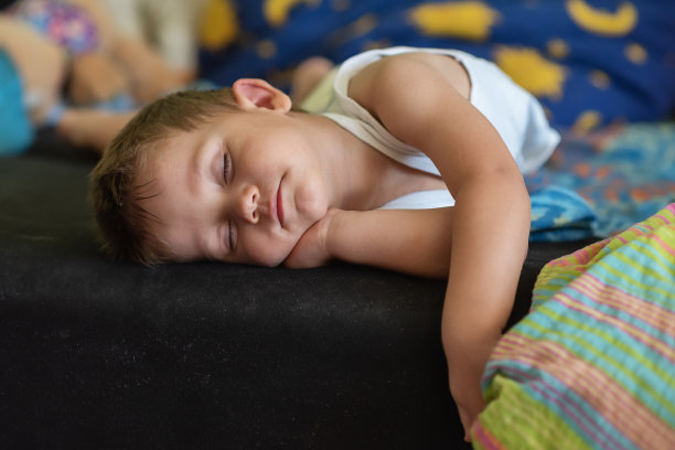 一个男孩在看电视的时候没有枕头就睡着了图片下载