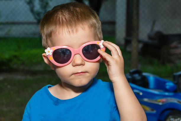 一个戴着有趣太阳镜的男孩图片下载