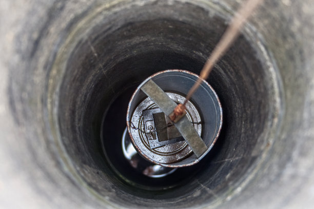 装在装有金属桶的旧水车里图片下载