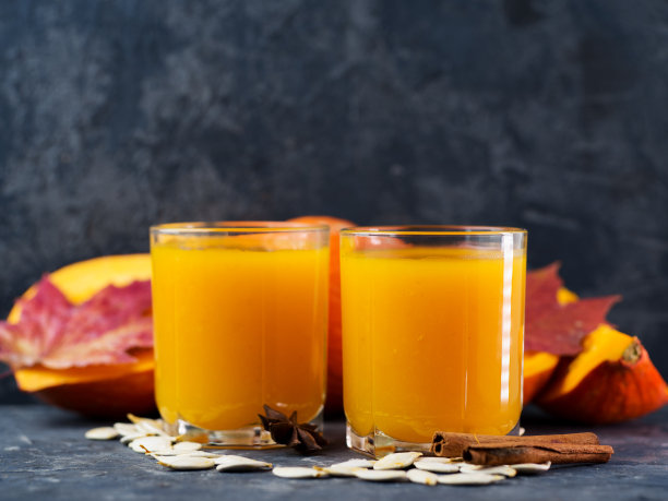 桌上放着玻璃杯里自制的天然南瓜汁图片下载