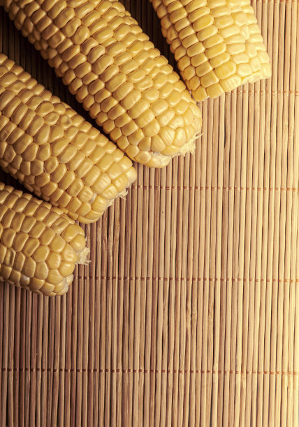 木质背景上的新鲜玉米图片下载