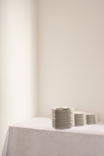 桌子上有三堆盘子和餐具图片下载