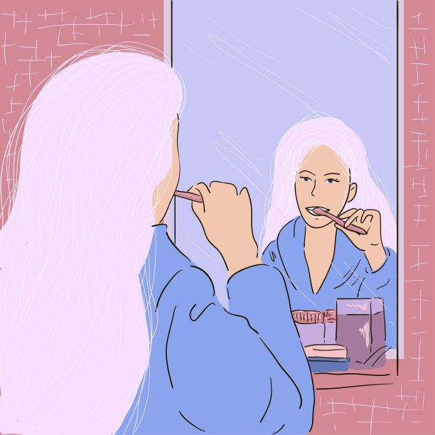 那个女孩在浴室里对着镜子刷牙。牙科保健。早上好，浴袍，蓝色浴室。个人卫生。图片下载