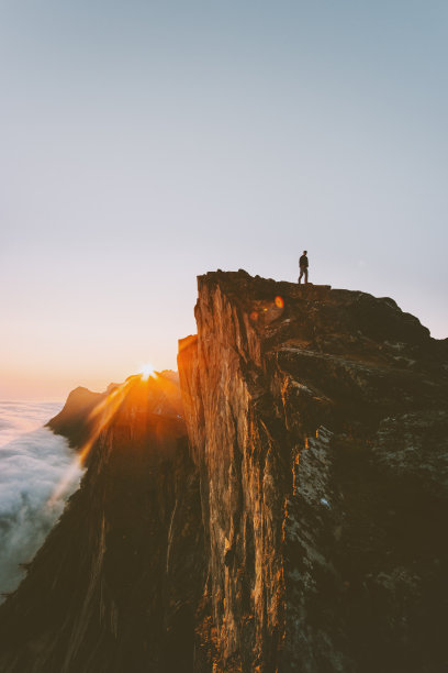 旅行者在悬崖徒步旅行独自日落山冒险户外活跃的假期旅行生活方式逃离图片下载