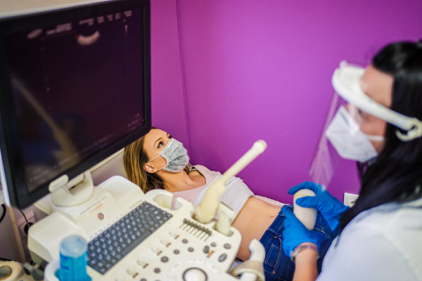 孕妇正在接受医生的超声波检查图片下载