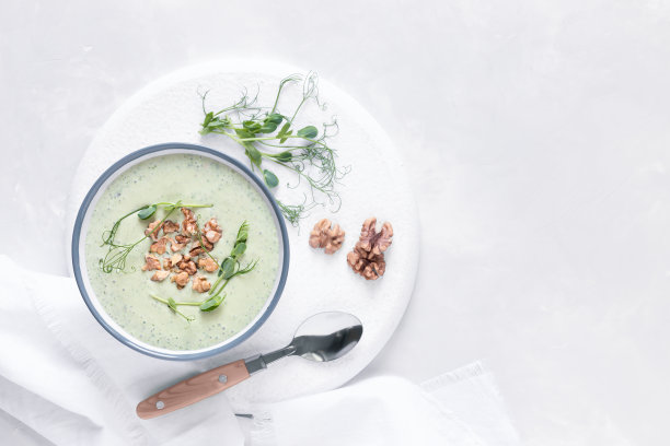鳄梨菠菜奶油汤配坚果和蔬菜。前视图。减肥食品的概念。素食食物。健康饮食图片下载