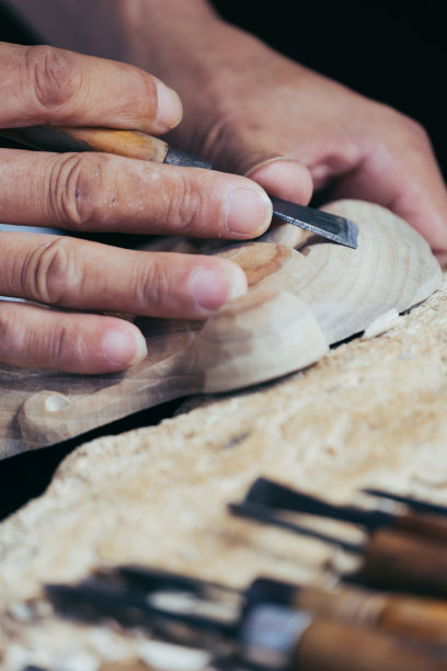 正在工作的木雕师图片下载