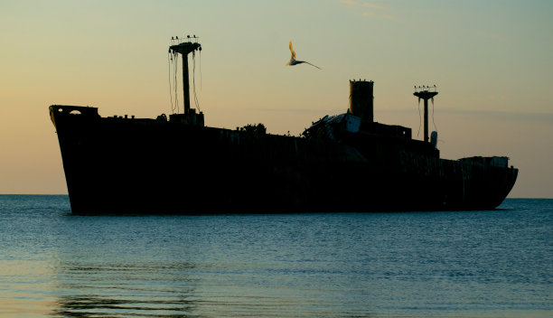 沉船。海上失事船只的剪影。图片下载