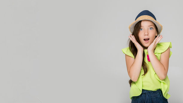 美丽的女学生表现出惊讶、惊奇、喜悦的明亮情绪。商店打折、促销、促销、优惠的情感广告。工作室的照片。自由空间文本拷贝空间图片下载