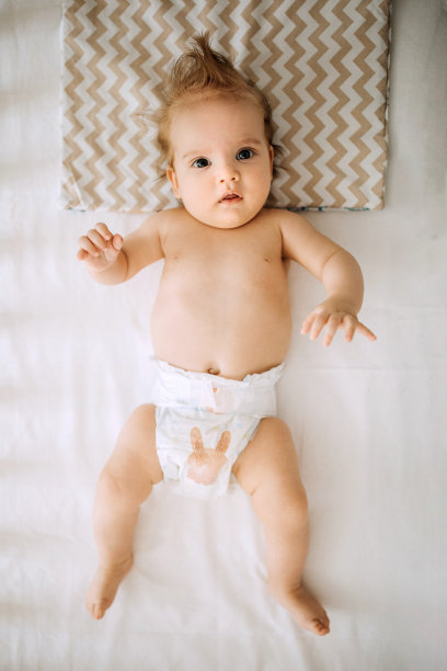 可爱的小男孩躺在他的婴儿床里图片下载