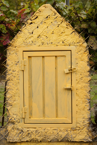 带挂锁的小储藏室。图片下载