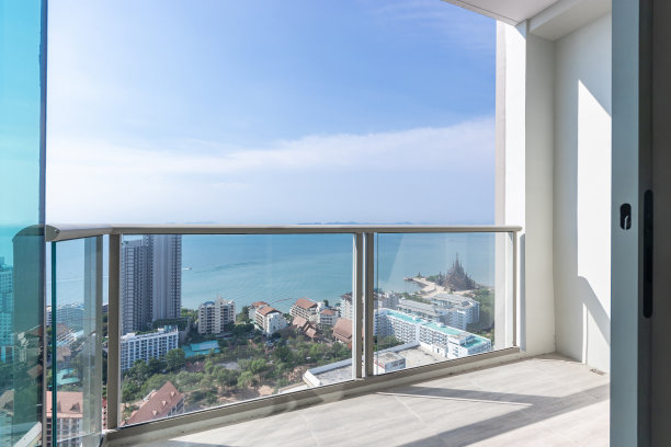 玻璃阳台俯瞰大海。图片下载