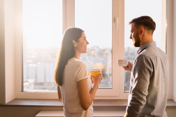 一个男人和一个女人在窗边喝茶图片下载
