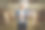 一个奶牛农场的女工人在牛棚里用笔记本电脑工作图片下载