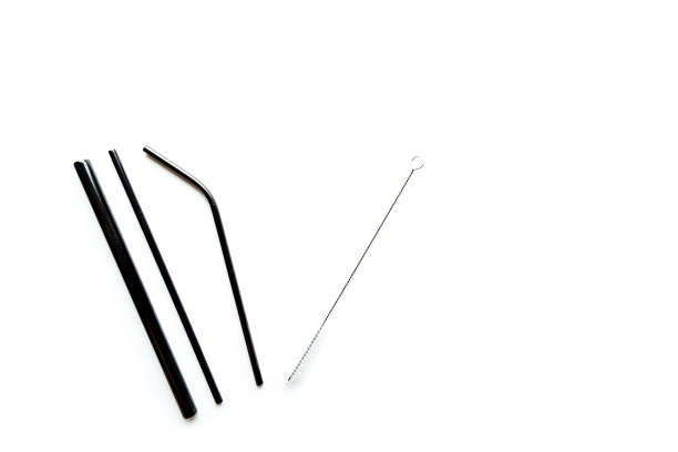 白色背景的黑色金属可重复使用的饮料吸管。图片下载