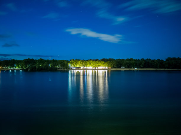 河边露天沙滩俱乐部在傍晚的远处。图片下载
