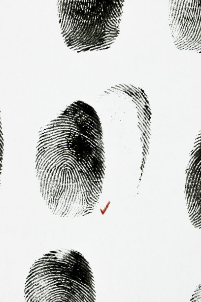 白色背景上的黑墨水人体指纹图片下载