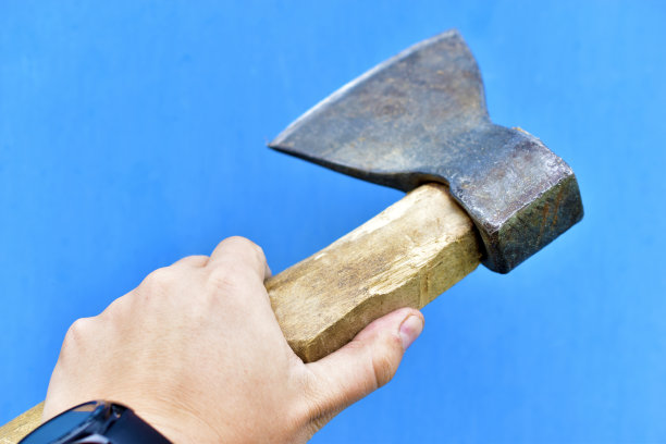 蓝色背景上的木柄铁斧图片下载