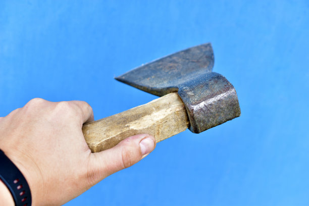 蓝色背景上的木柄铁斧图片下载