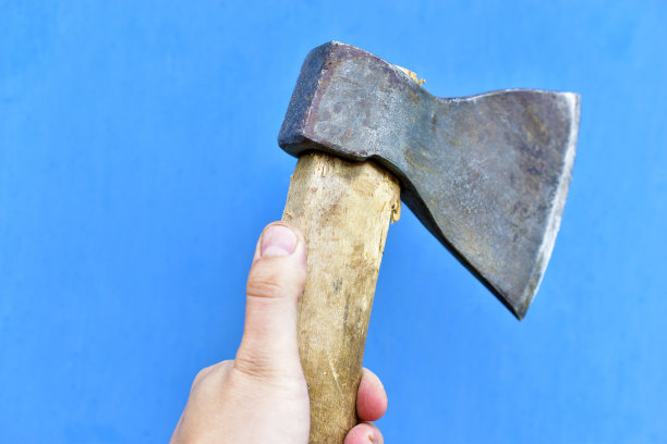 蓝色背景上的木柄铁斧图片下载